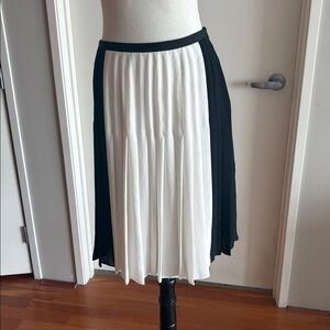 Vince Pleated Skirt Black White Colorblock Size 2 EUC A-Line Designer